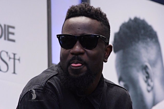 Sarkodie Roasted On Social Media For Look Of His iPhone