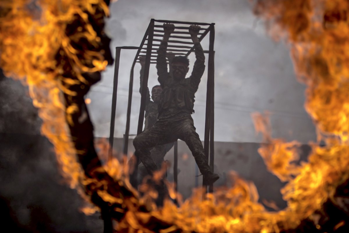 in-syria-members-of-the-kurdish-ypg-train-on-monkey-bars-and-fire-obstacles