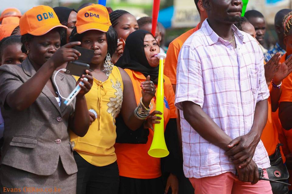 raila44womenmalabawe.jpg