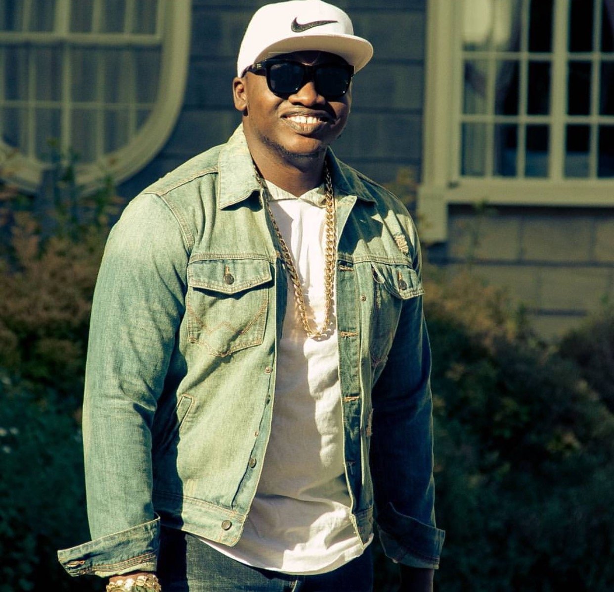 Lanes; Khaligraph Jones does it again, this is why women can’t keep off him despite his stubborn dark knuckles! (Photos)