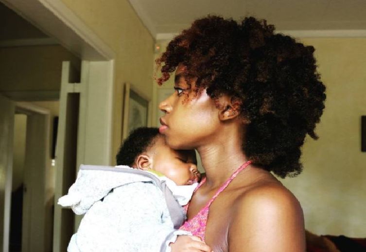 Former Camp Mulla singer Miss Karun breastfeeds her son in public as she gets her hair done (Photos)