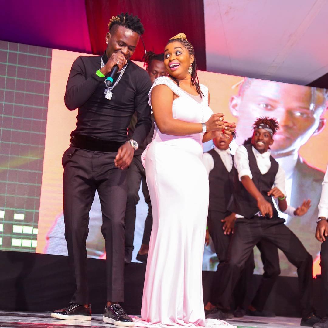 Willy Paul’s performance on New Years sparks different reactions after this lady got on stage with her tight mini dress (video)