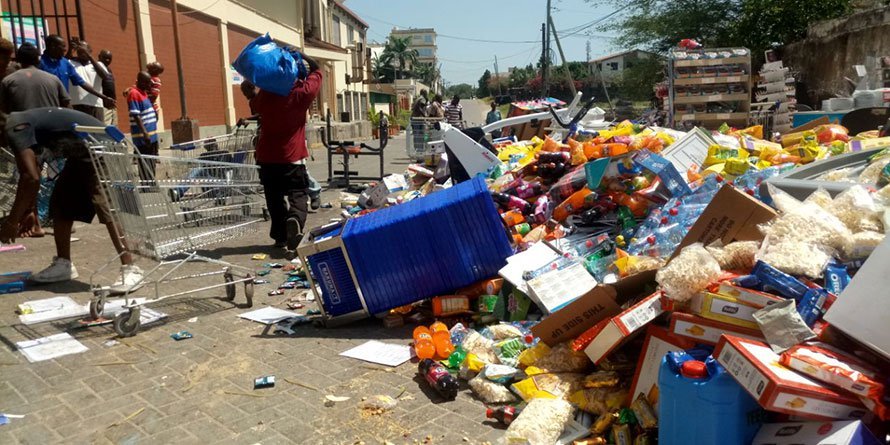 Man caught wearing 2 pairs of jeans, 5 checked shirts and 2 coats during Nakumatt’s ugly eviction 