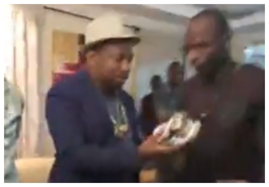 Dennis Oliech receives Kes 1.5 million in cash from his new boss Mike Sonko 