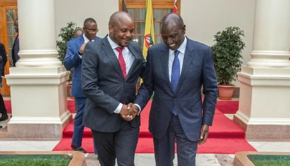 Kenyans React To Photo Of Jalang’o ‘Bonding’ With William Ruto